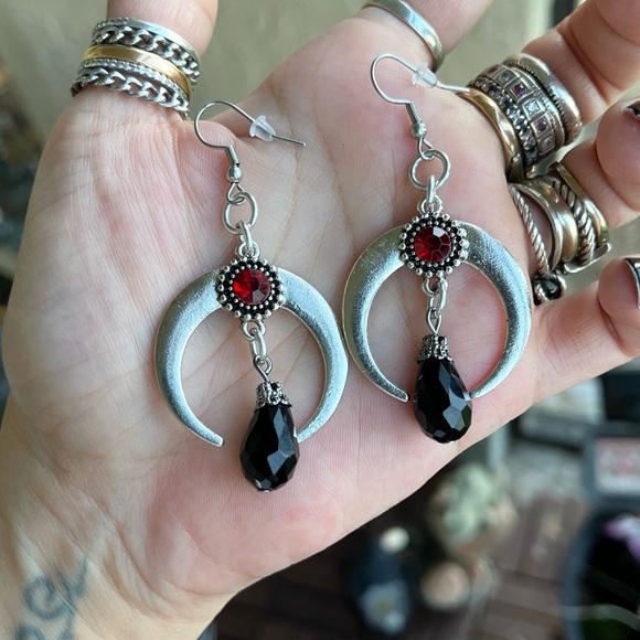 Silver up side down crescent moon lunula horns red stone goth boho earrings - Picture 11 of 13